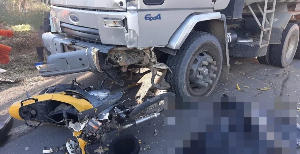 Mãe e filho morrem em colisão entre moto e caminhão em Sangão