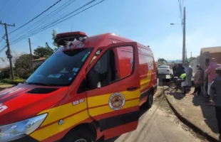 Jovem motociclista fica ferido após colisão com caminhonete em Sangão