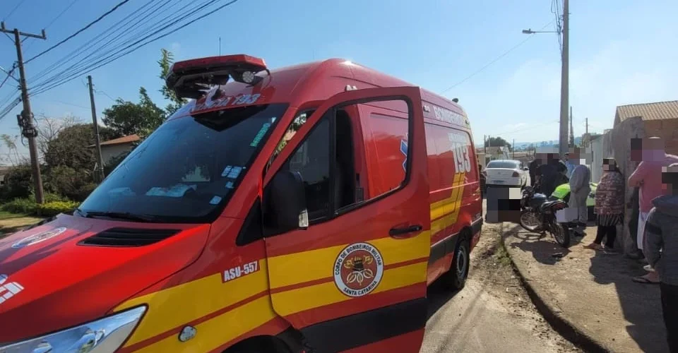 Jovem motociclista fica ferido após colisão com caminhonete em Sangão