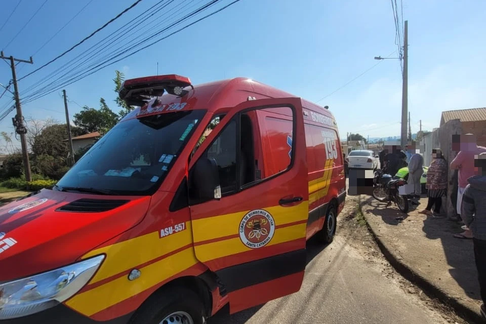 Jovem motociclista fica ferido após colisão com caminhonete em Sangão
