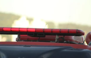 Dupla armada rouba carro e agride jovens em Criciúma; veículo foi abandonado após fuga e acidente