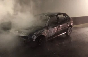 Carro é destruído por incêndio às margens da BR-101 em Maracajá