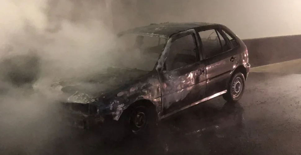 Carro é destruído por incêndio às margens da BR-101 em Maracajá