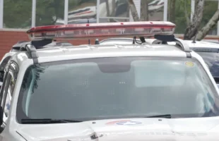 Homem tem carro roubado por dupla armada em posto de combustíveis em Criciúma