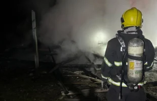 Incêndio atinge casa desocupada perto do aeroporto de Forquilhinha