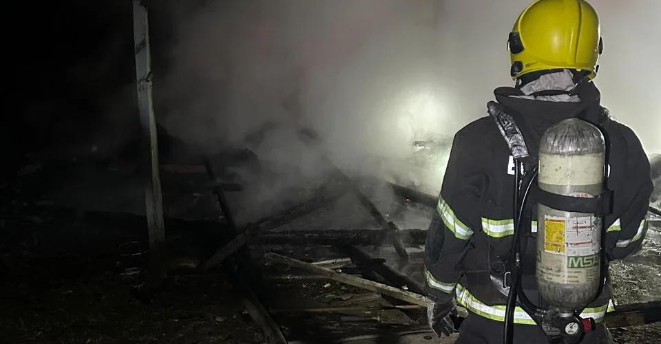 Incêndio atinge casa desocupada perto do aeroporto de Forquilhinha