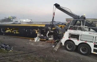Acidente com ônibus de turismo deixa um morto e oito feridos em Imbituba