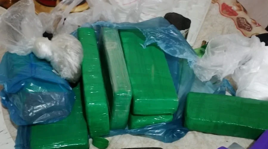 Ação policial em Criciúma resulta em apreensão de drogas, armas e carro roubado