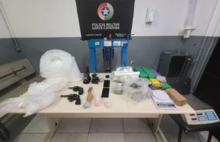 PM divulga balanço de apreensão de drogas, armas e veículo roubado em Criciúma