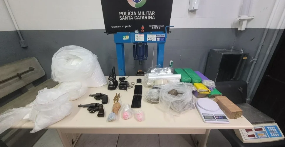 PM divulga balanço de apreensão de drogas, armas e veículo roubado em Criciúma