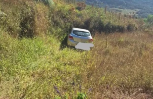 Carro furtado em Içara é recuperado em área de mata na Serra do Rio do Rastro
