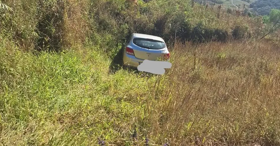 Carro furtado em Içara é recuperado em área de mata na Serra do Rio do Rastro