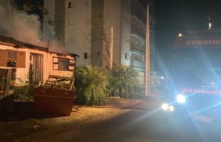 Imóvel abandonado é parcialmente destruído por incêndio em Criciúma