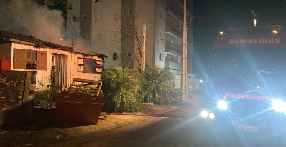 Imóvel abandonado é parcialmente destruído por incêndio em Criciúma