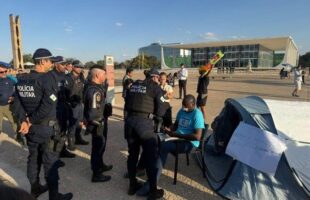Bolsonarista encena protesto com barraca no STF, mas é despejado por ordem de Moraes