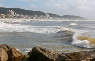 Alerta máximo em SC: tempestades destrutivas e mar violento até terça