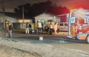 Menino corre atrás de bola e é atropelado por moto em Criciúma