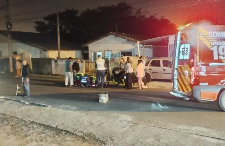 Menino corre atrás de bola e é atropelado por moto em Criciúma
