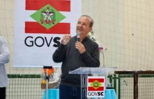 Escola reformada em Lauro Muller é inaugurada com presença de Jorginho Mello