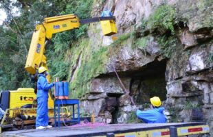 Orleans fecha rua para “cirurgia” em monumentais esculturas bíblicas a 20 metros de altura