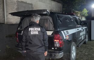 Ação conjunta das polícias Civil e Militar prende dois homens por tráfico de drogas em Orleans