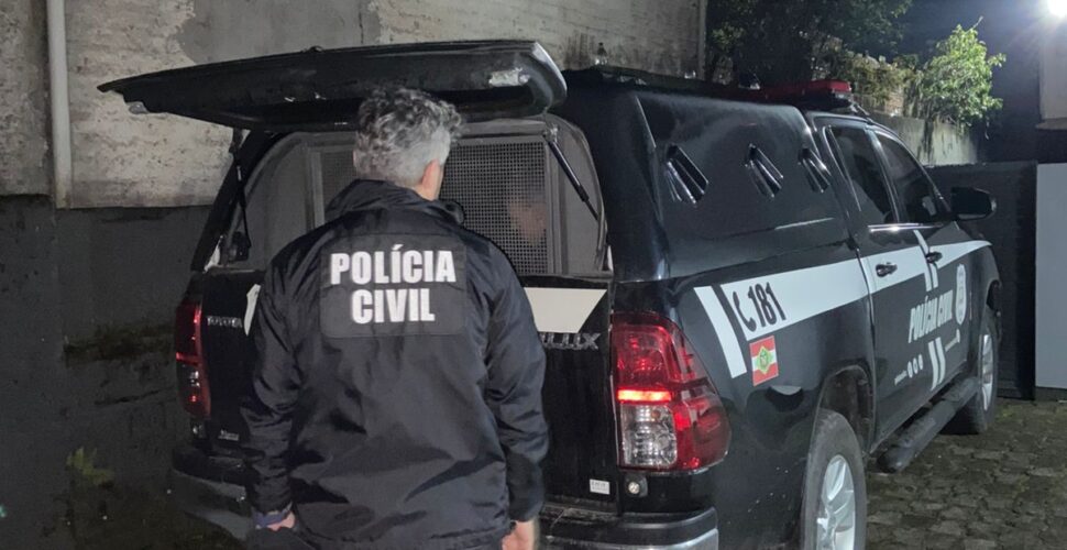 Ação conjunta das polícias Civil e Militar prende dois homens por tráfico de drogas em Orleans