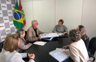 Estado valida cronograma de casas populares e estuda replicar projeto de idosos desenvolvido em Cocal do Sul