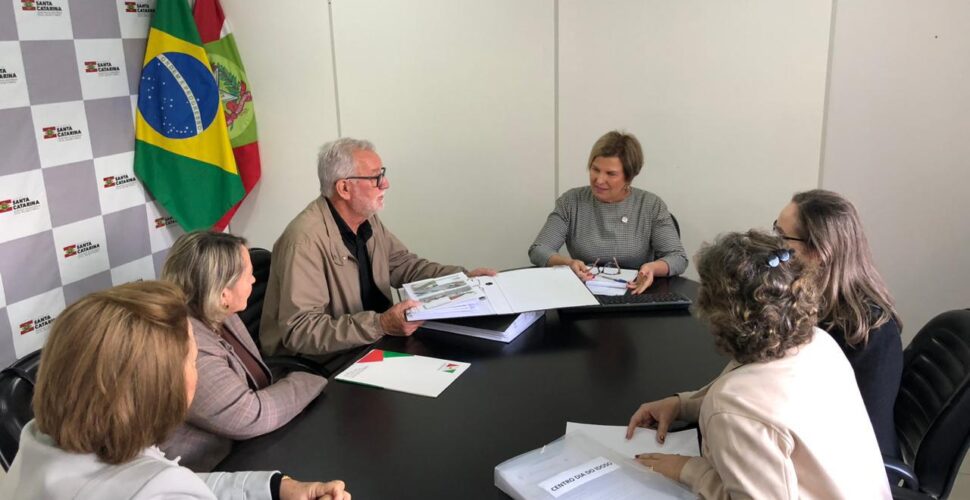 Estado valida cronograma de casas populares e estuda replicar projeto de idosos desenvolvido em Cocal do Sul