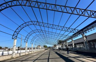 Rua Coberta de Cocal do Sul terá capacidade para mais de 8 mil pessoas e segue em ritmo acelerado