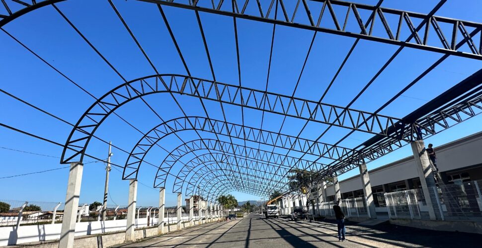 Rua Coberta de Cocal do Sul terá capacidade para mais de 8 mil pessoas e segue em ritmo acelerado