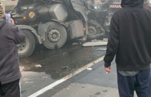 Engavetamento com 13 veículos bloqueia BR-101 em Sangão