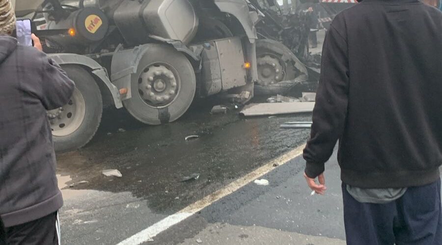 Engavetamento com 13 veículos bloqueia BR-101 em Sangão