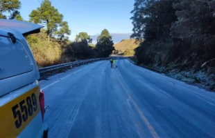 Frio intenso provoca acidentes por gelo na pista na Serra Catarinense