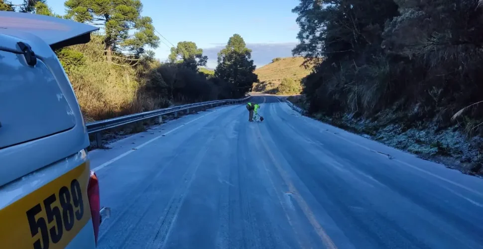 Frio intenso provoca acidentes por gelo na pista na Serra Catarinense