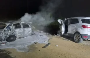 Colisão entre carros em Urussanga deixa três feridos e veículo em chamas