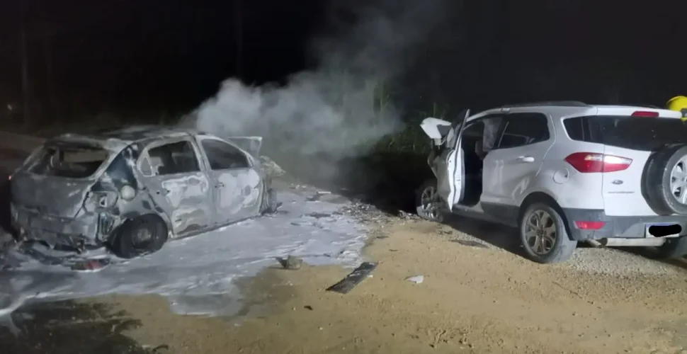 Colisão entre carros em Urussanga deixa três feridos e veículo em chamas
