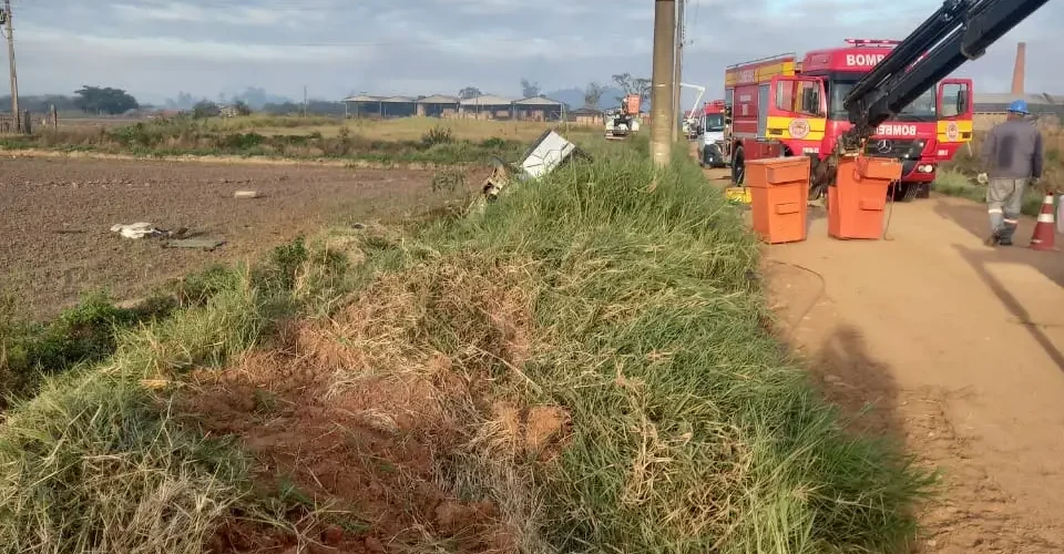 Mulher capota carro e fica presa às ferragens em Morro da Fumaça