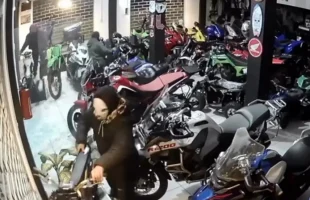 Criminosos invadem loja de motos em Criciúma e furtam veículos infantis