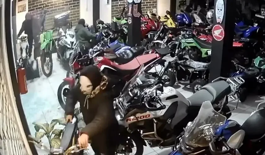Criminosos invadem loja de motos em Criciúma e furtam veículos infantis