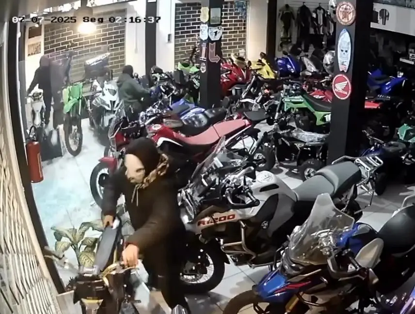 Criminosos invadem loja de motos em Criciúma e furtam veículos infantis