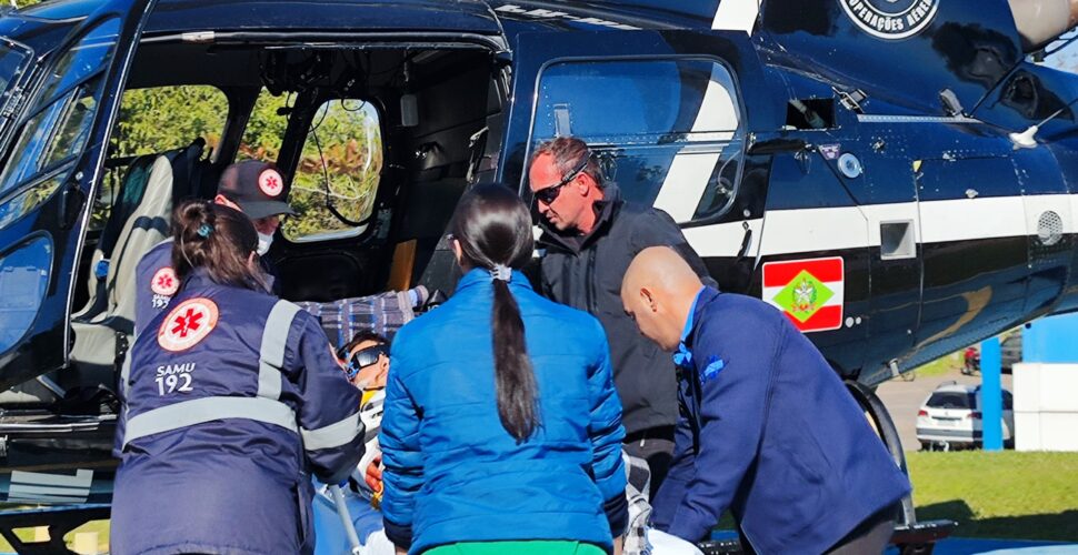 Paciente vítima de agressão com motosserra é transferido de helicóptero de Jacinto Machado para Araranguá
