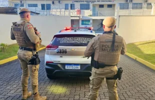 Trio é preso por tráfico e furto de energia em operação da PM em Criciúma