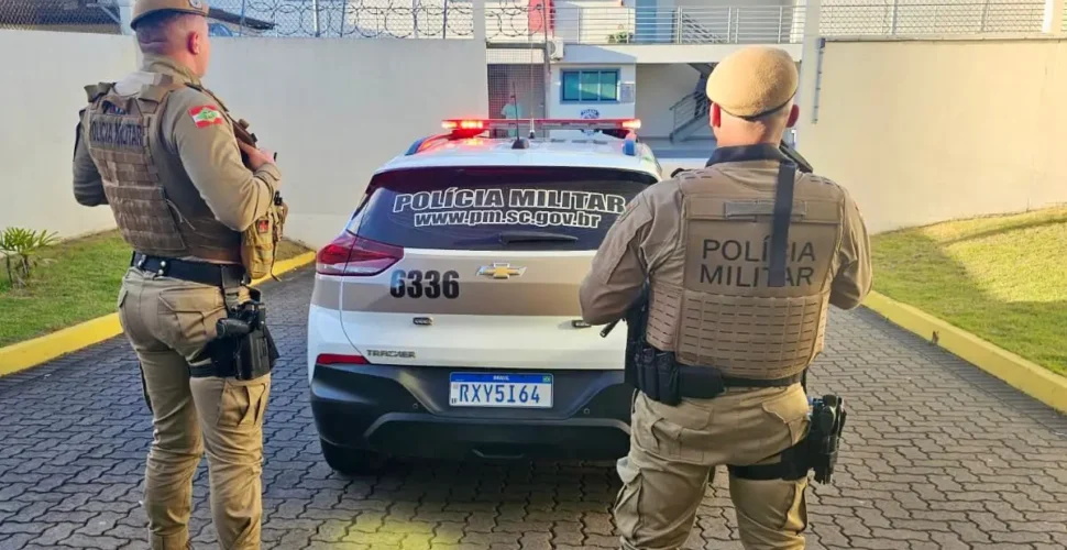 Trio é preso por tráfico e furto de energia em operação da PM em Criciúma