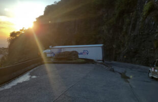[Atualizada] Caminhão tomba na Serra do Rio do Rastro e trânsito segue parcialmente bloqueado