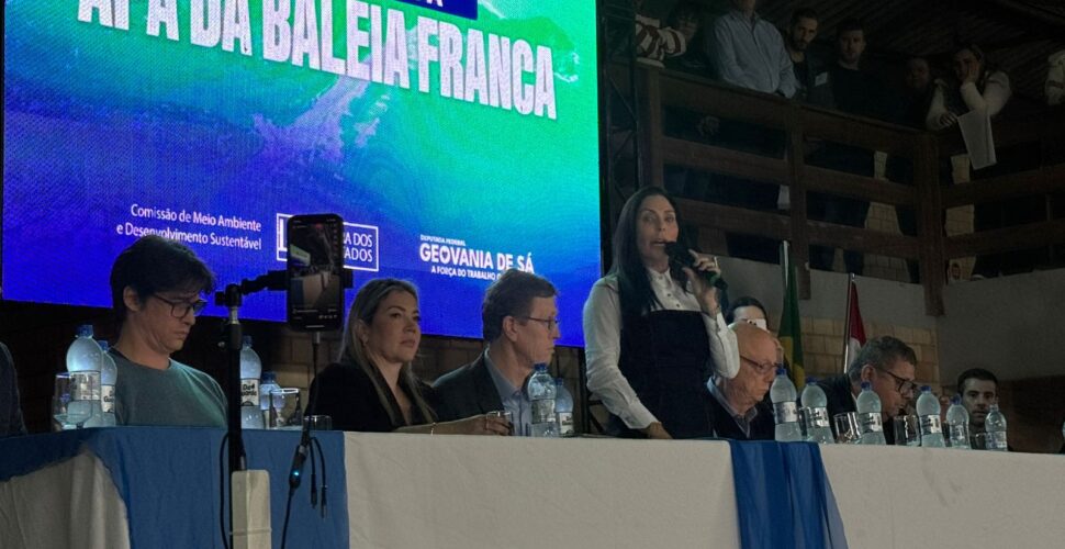 Jaguaruna recebe audiência pública com grande público para discutir APA da Baleia Franca