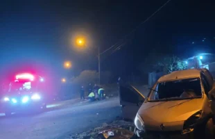 Motorista fica ferido após capotamento em Morro da Fumaça