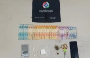 Jovem é detido por tráfico de drogas após flagrante em residência de Araranguá