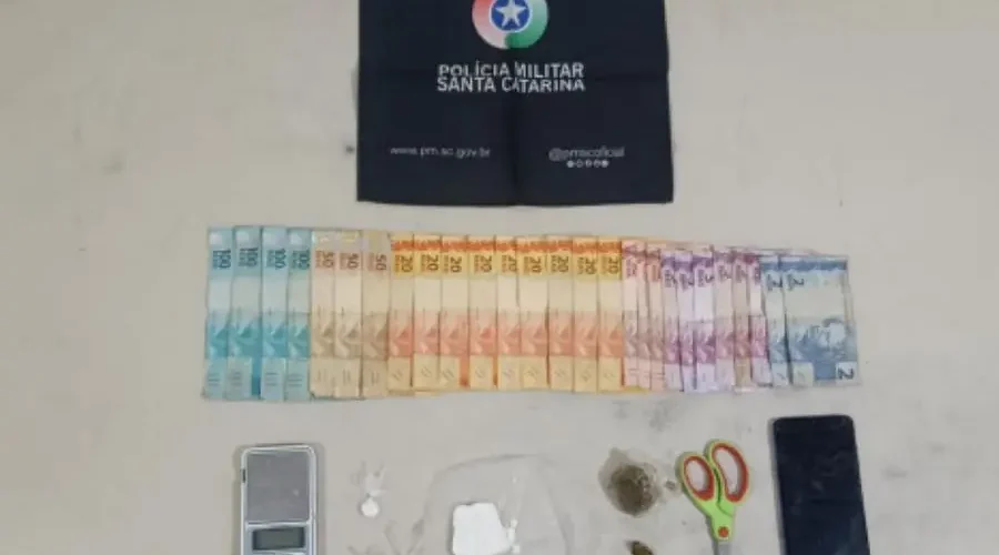 Jovem é detido por tráfico de drogas após flagrante em residência de Araranguá