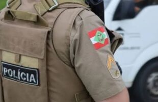 Homem de 60 anos com passagem por roubo é preso em abordagem no centro de Orleans
