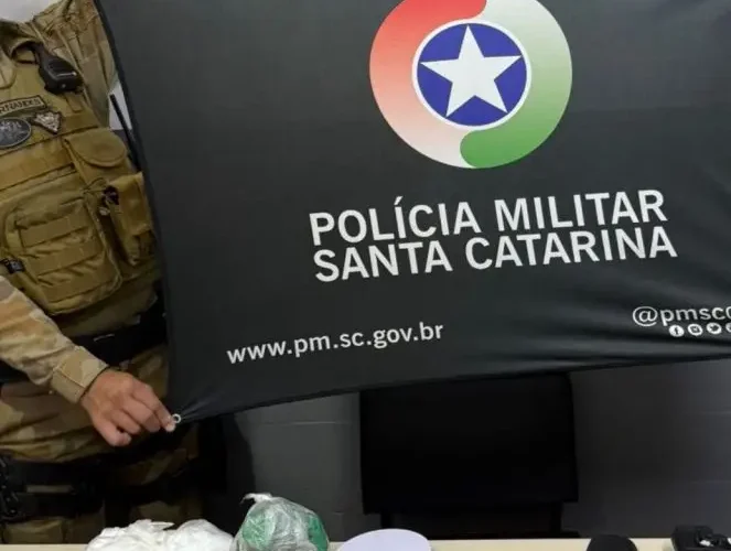 Homens são detidos em flagrante com crack, armas e munições em Criciúma